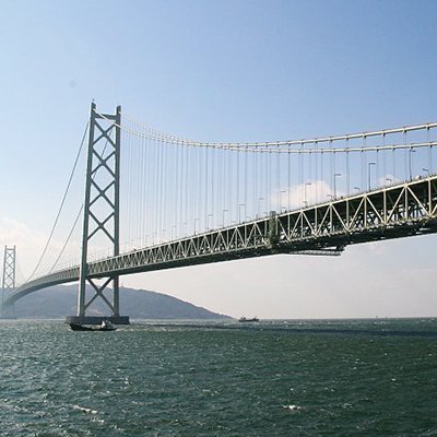 پل معلق Akashi – Kaiky6 در ژاپن – از بتن خود تراکم غالباً برای ساخت پی‌ها و نیز پایه‌های عظیم مهاری در این پل استفاده شده است.
