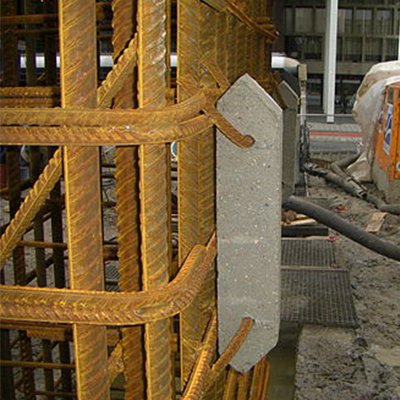 اسپیسر بتنی معمولاً در سایت‌های ساخت و ساز به کار می‌رود.